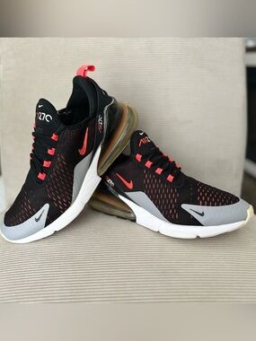 Nike Men’s Air Max 270 in the "Hyper Crimson"  size 10 (AH8050-015)